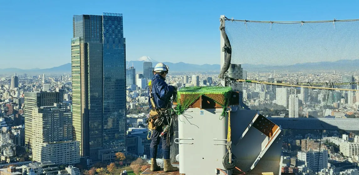 写真：ビルの上で作業する作業員