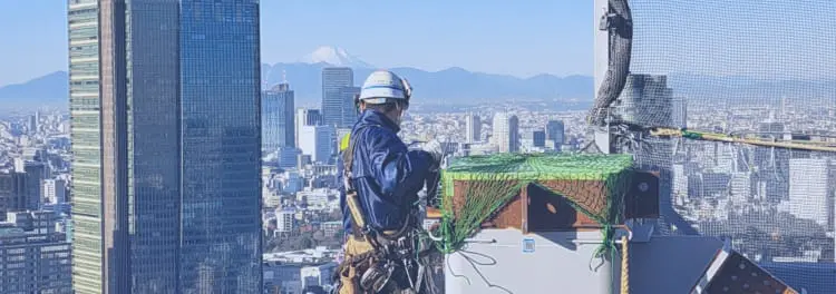 写真：高所作業する作業員